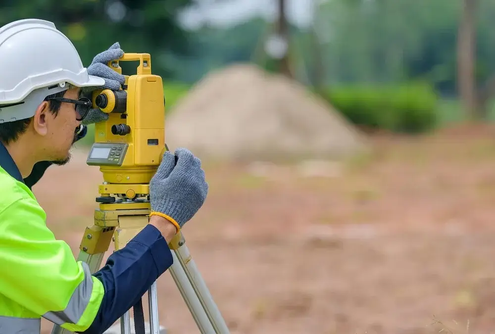 Jak geodeta mierzy działkę? Odkryj tajniki precyzyjnych pomiarów