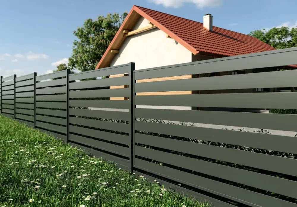 Montaż ogrodzenia panelowego - Ile kosztuje metr w 2026?