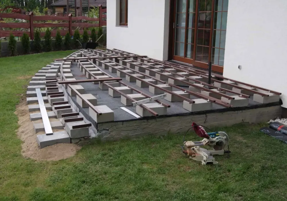 Rozstaw legarów pod taras kompozytowy - Co ile? Poradnik
