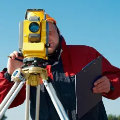 Czym jest technik geodeta? Poznaj kluczowe informacje o zawodzie