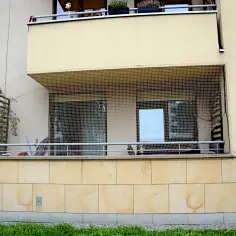 Jak założyć siatkę na balkonie i uniknąć niebezpieczeństw z kotem