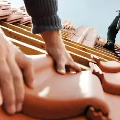 Ile kosztuje godzina pracy dekarza? Sprawdź ceny w Polsce