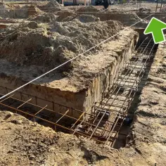 Wytyczanie fundamentów. Geodeta potrzebuje precyzyjnych desek do wyznaczenia linii.