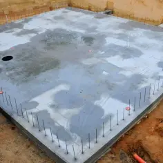 Betonowa płyta fundamentowa, gotowa do dalszych prac. Poznaj płyta fundamentowa koszt i zacznij budowę!