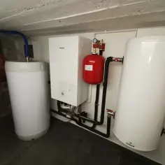 Nowoczesna instalacja grzewcza z pompą ciepła Panasonic i dwoma zasobnikami. Sprawdź aktualne pompy ciepła ceny i wybierz rozwiązanie dla siebie.
