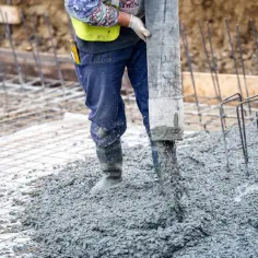 Robot wylewa wylewkę betonową na zewnątrz, tworząc solidną podstawę dla przyszłej budowy.