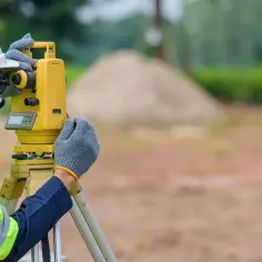 Jak geodeta mierzy działkę? Odkryj tajniki precyzyjnych pomiarów