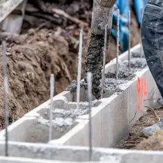 Beton wylewany do szalunku zbrojeniowego. Właściwy jaki beton na fundament to klucz do trwałości budowli.