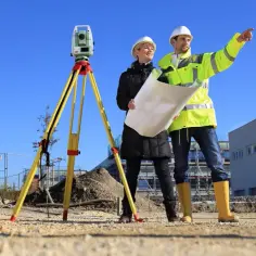 Na czym polega praca geodety? Kluczowe zadania i technologie w geodezji