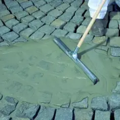 Czym wypełnić szczeliny w płocie betonowym, aby uniknąć problemów?