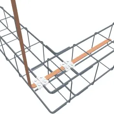 Uziom fundamentowy: miedziany pręt i taśma połączone z siatką zbrojeniową.