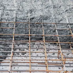 Siatka zbrojeniowa czeka na beton. Różne klasy betonu będą tworzyć solidną konstrukcję.