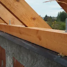 Drewniana belka, czyli murłata, mocowana do ściany. To kluczowy element konstrukcji dachu.