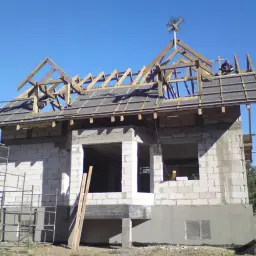 Na dachu domu w budowie umieszczono tradycyjną wiechę.