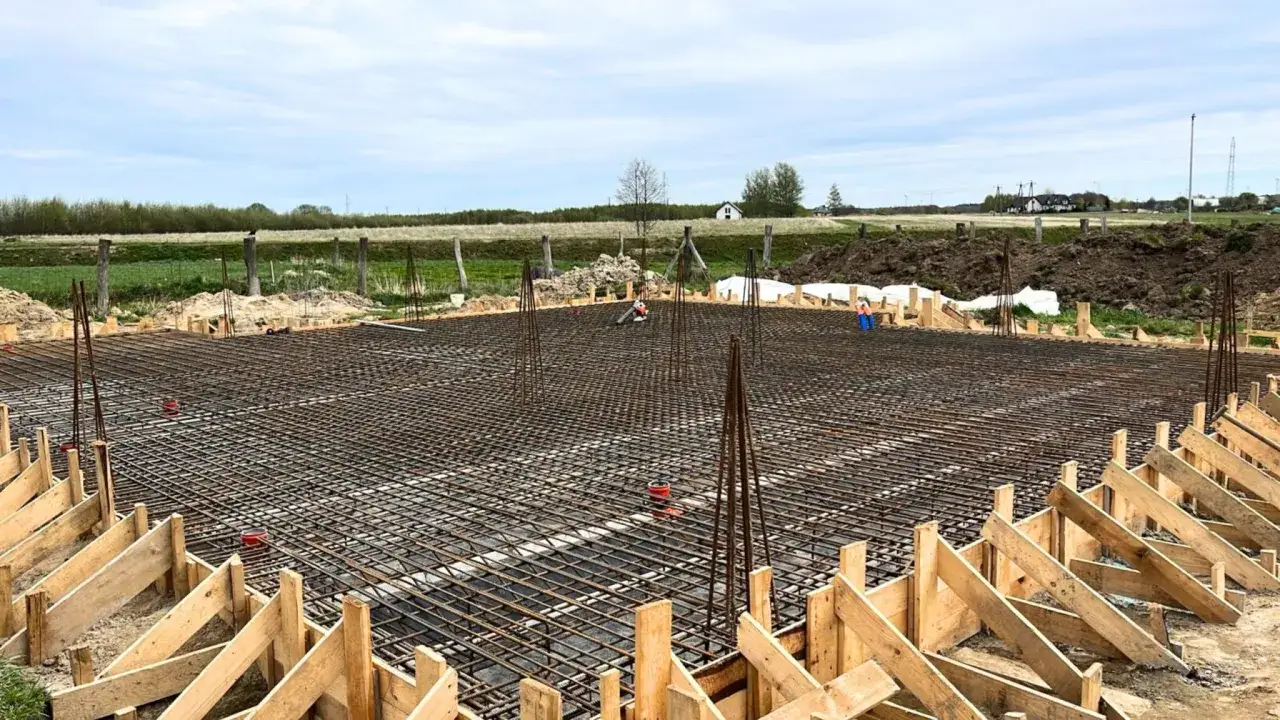 Fundament zbrojony i szalunki gotowe do zalania betonem. To ważny etap budowy domu krok po kroku.