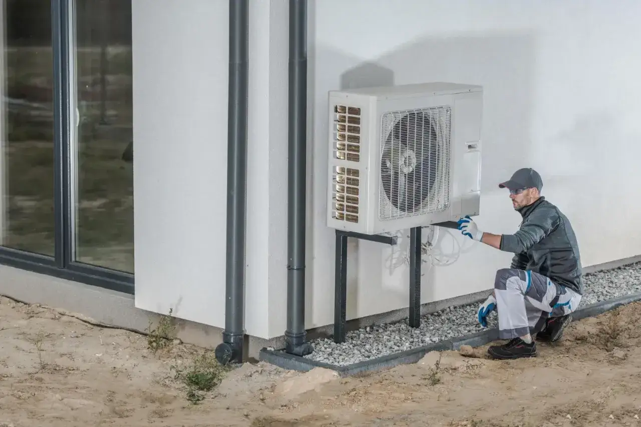 Instalator sprawdza pompę ciepła. Zastanawiasz się nad pompy ciepła ceny? To inwestycja w przyszłość.