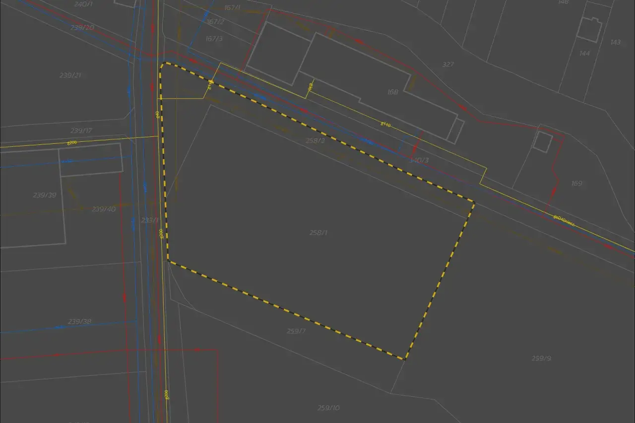 Mapa zasadnicza z zaznaczonym terenem działki 258/1, granicami działek sąsiednich i infrastrukturą techniczną.