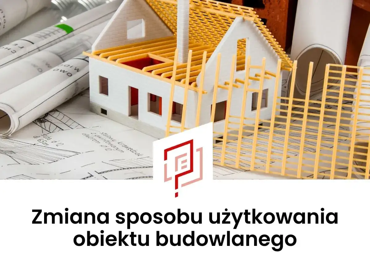 Model domu na planach architektonicznych, symbolizujący przebudowę i zmianę sposobu użytkowania obiektu budowlanego.