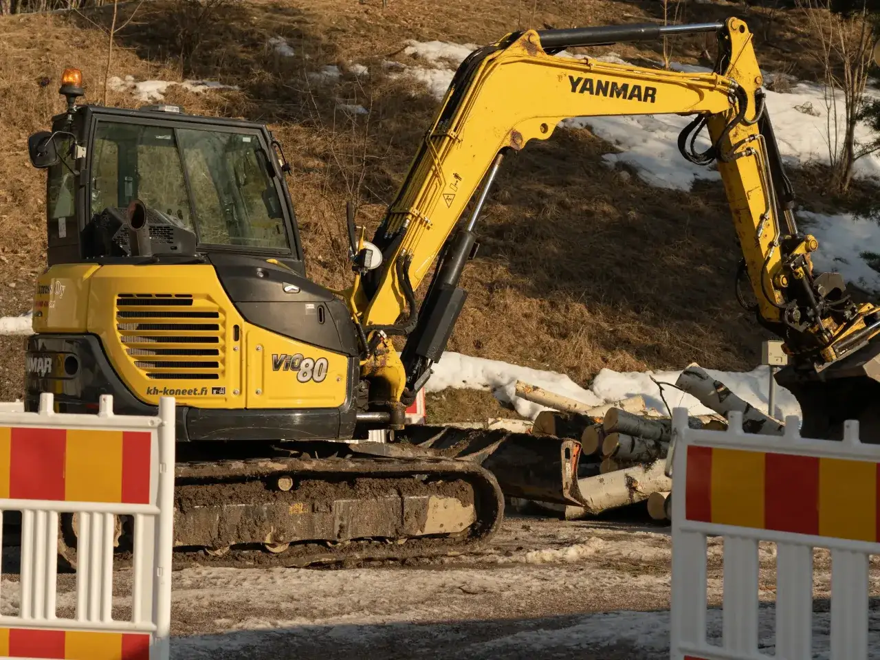 Żółta koparka Yanmar VIC80 pracuje na budowie. Zastanawiasz się, ile kosztuje godzina pracy koparki?