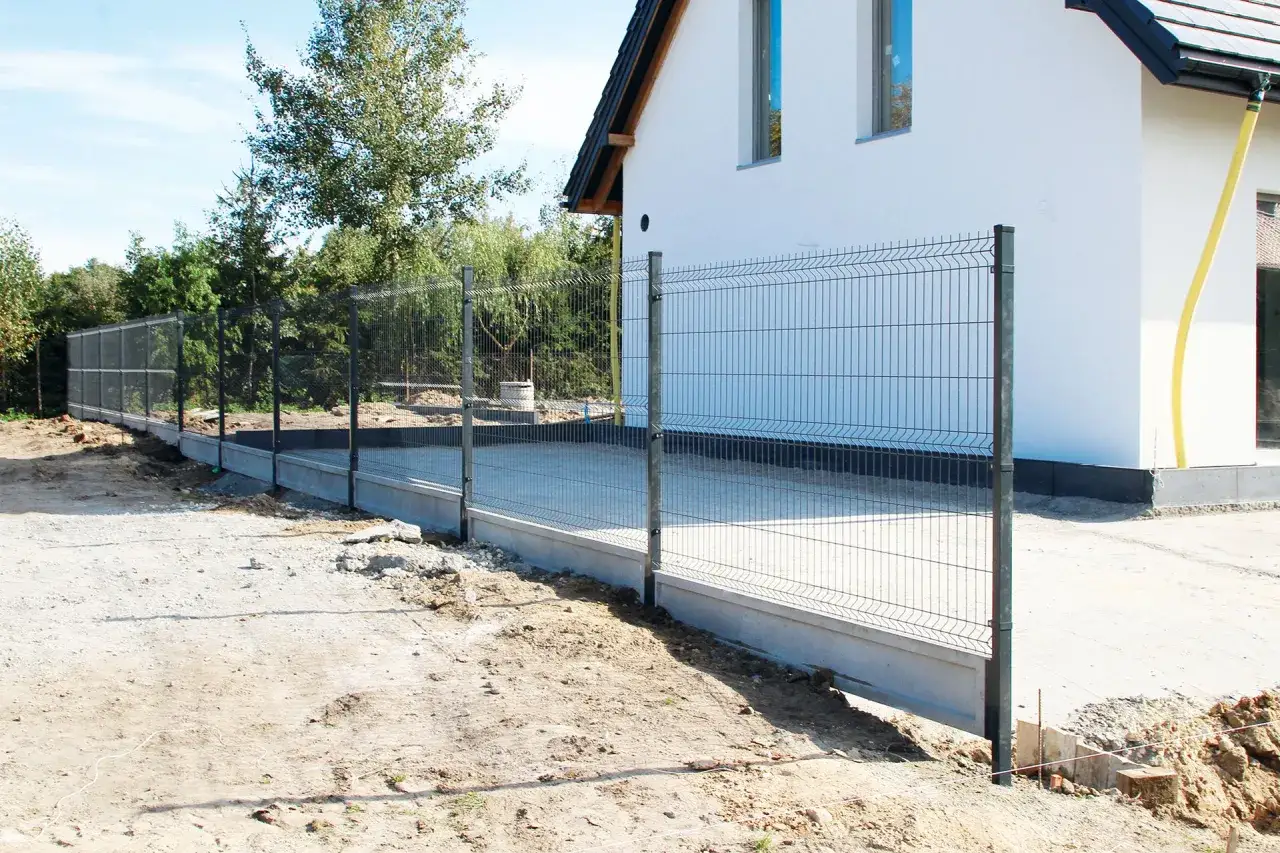 Nowy dom i ogrodzenie. Ceny działek budowlanych w tej okolicy mogą być wysokie, ale warto!