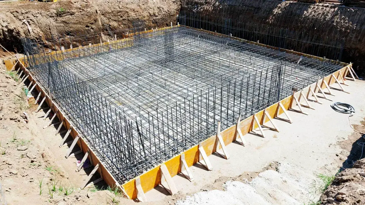 Siatka zbrojeniowa tworzy solidną stopę fundamentową, gotową na zalanie betonem.