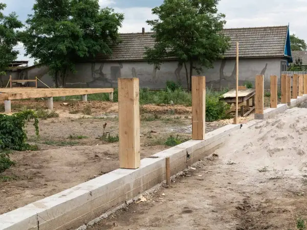 Fundament pod ogrodzenie - jak zrobić, by przetrwał lata?