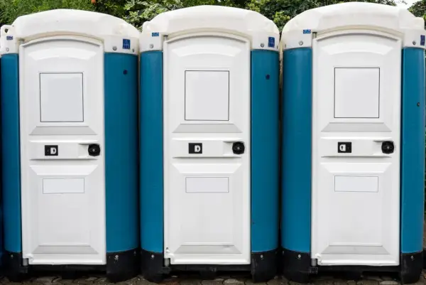 Wynajem toalety przenośnej - Ile kosztuje naprawdę?