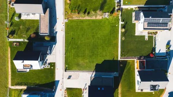 Odległość domu od granicy działki - 3 czy 4 m? Sprawdź!