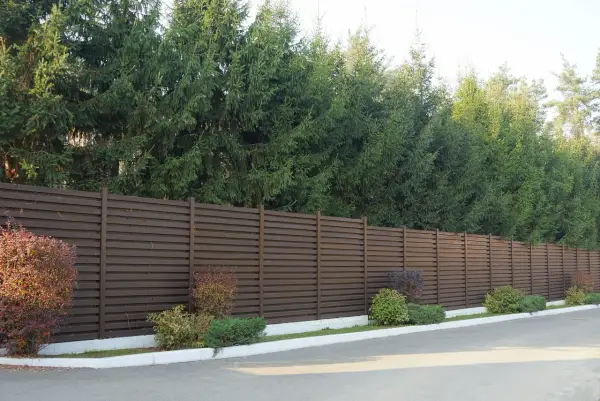 Jak skutecznie zasłonić płot od sąsiada i zyskać prywatność w ogrodzie