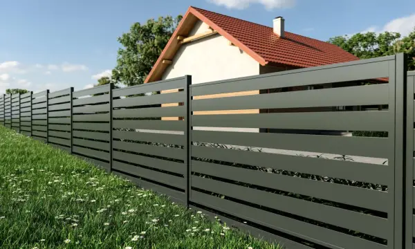 Montaż ogrodzenia panelowego - Ile kosztuje metr w 2026?