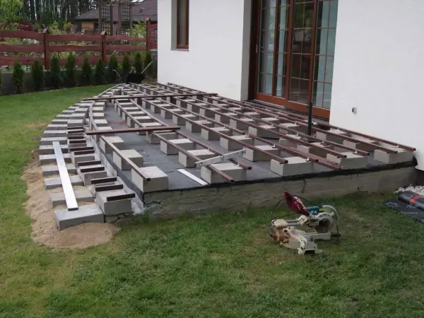 Rozstaw legarów pod taras kompozytowy - Co ile? Poradnik