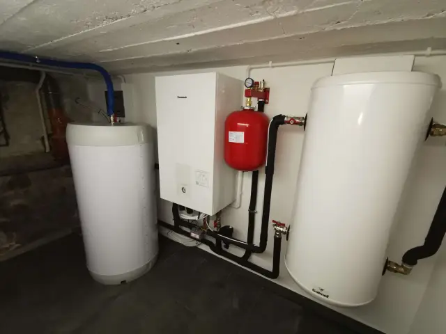Nowoczesna instalacja grzewcza z pompą ciepła Panasonic i dwoma zasobnikami. Sprawdź aktualne pompy ciepła ceny i wybierz rozwiązanie dla siebie.
