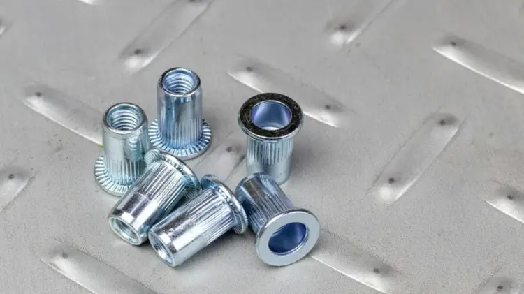 Nitonakrętki - Jak wybrać materiał? Stal, aluminium, nierdzewka.